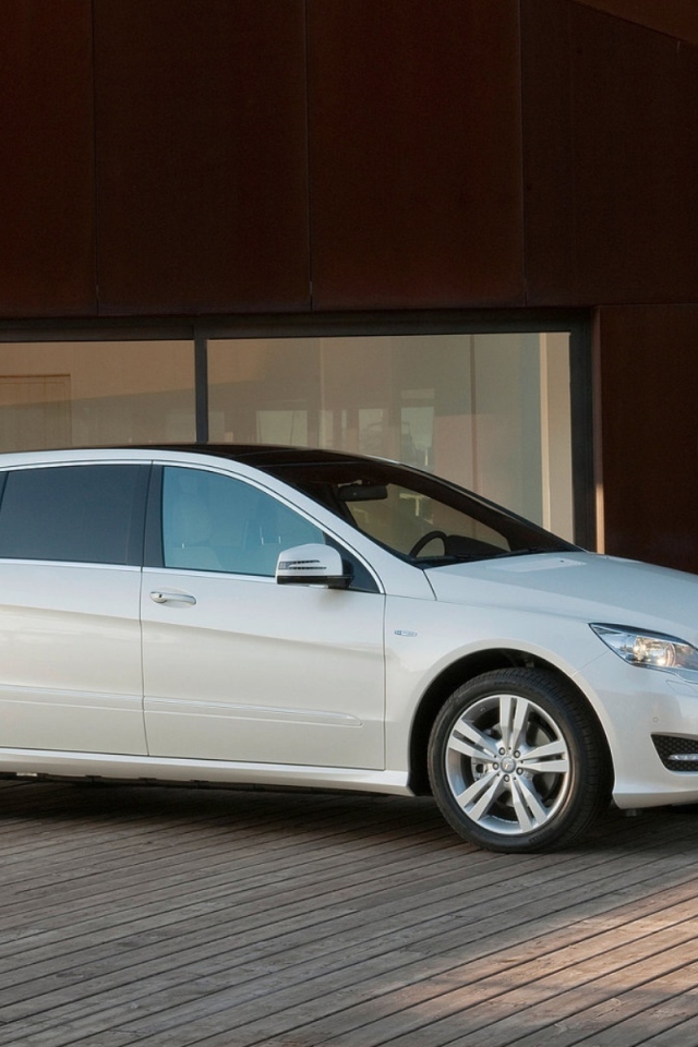 Мерседес Бенц Р класс дожидаясь начала движения