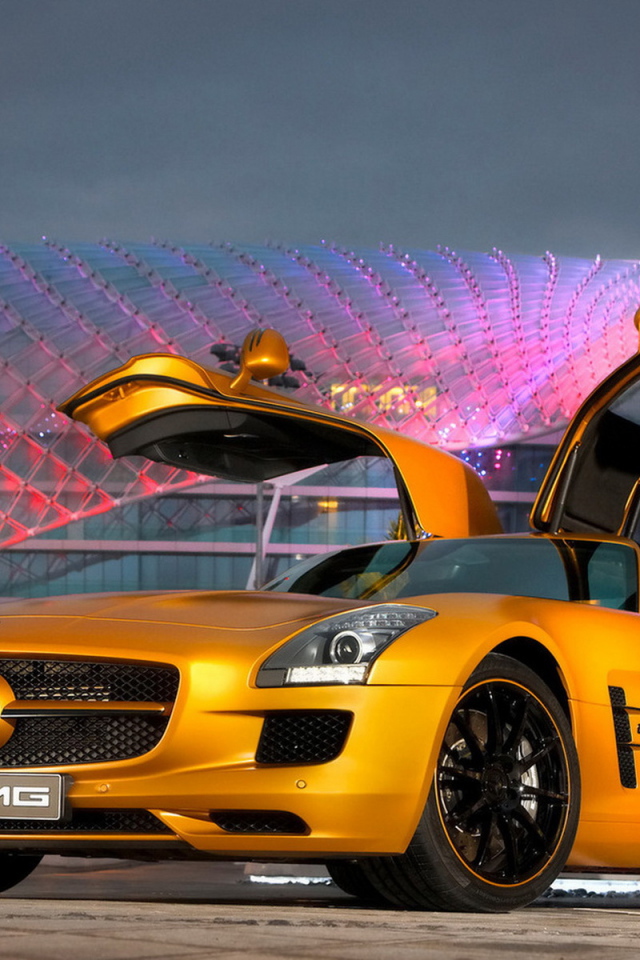 Benz SLS AMG Desert Gold с широко раскрытыми крыльями