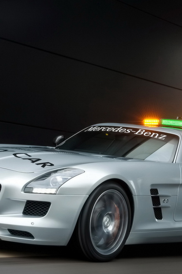 Mercedes Benz SLS AMG F1 выезжая с паркинга