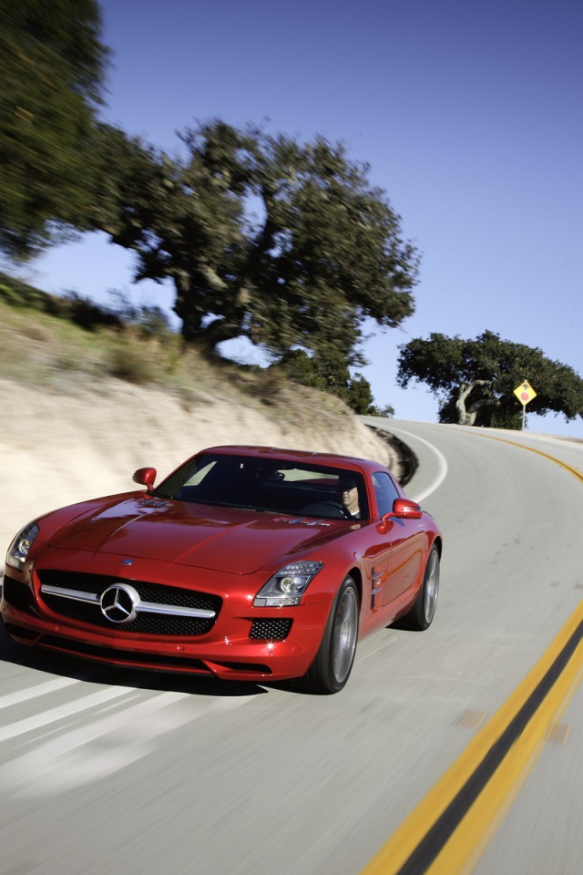 Красный Мерседес на дороге