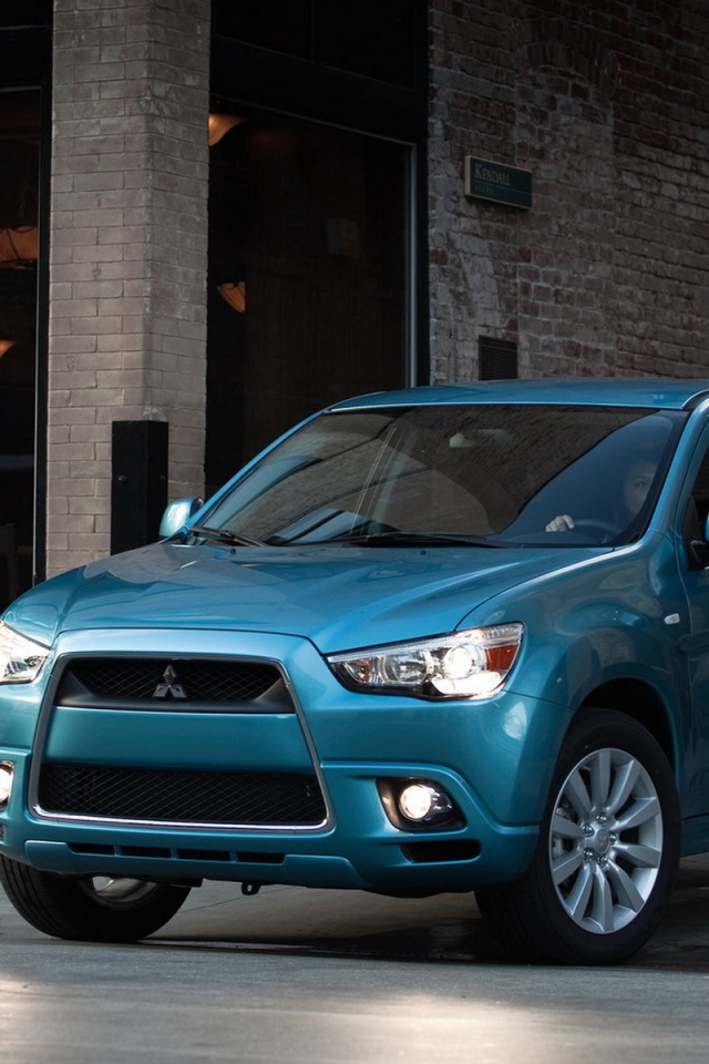 Митсубиши CUV выезжая на улицу