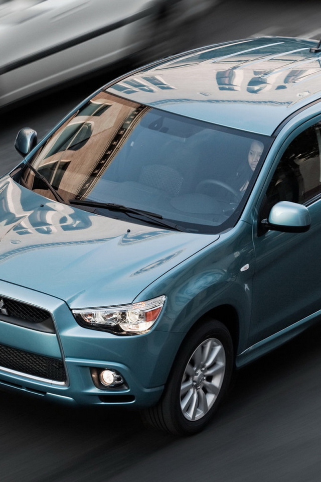 Митсубиши CUV движение по улице