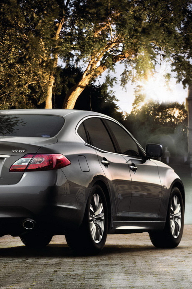 Nissan Fuga в загородном поместье