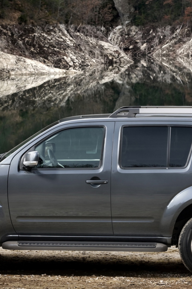 Ниссан Патфиндер возле озера