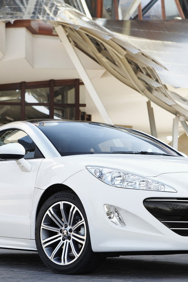 Пежо RCZ в белом цвете