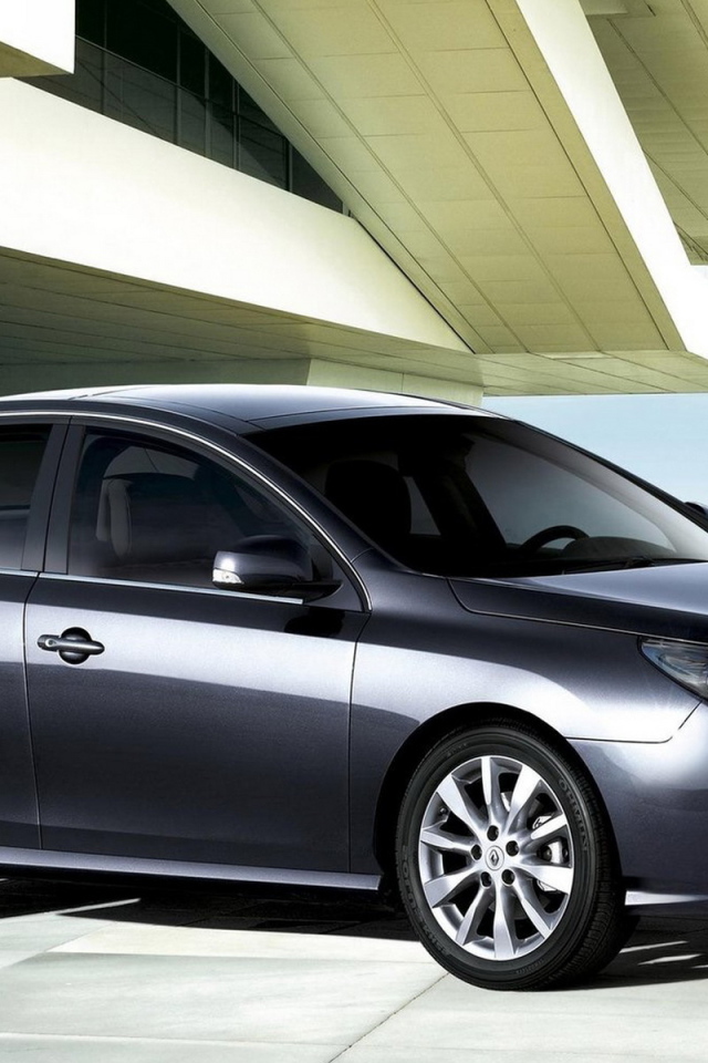 современный седан Renault-Latitude