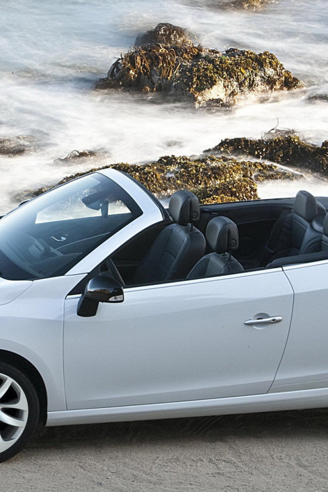 Рено Меган Купе Кабриолет двигаясь параллельно волнам