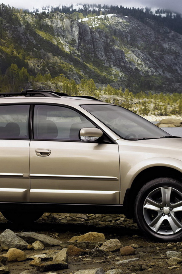 Subaru Outback около реки