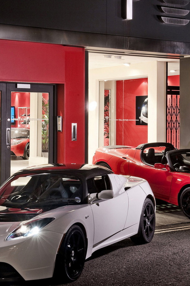 Tesla Roadster возле автосалона