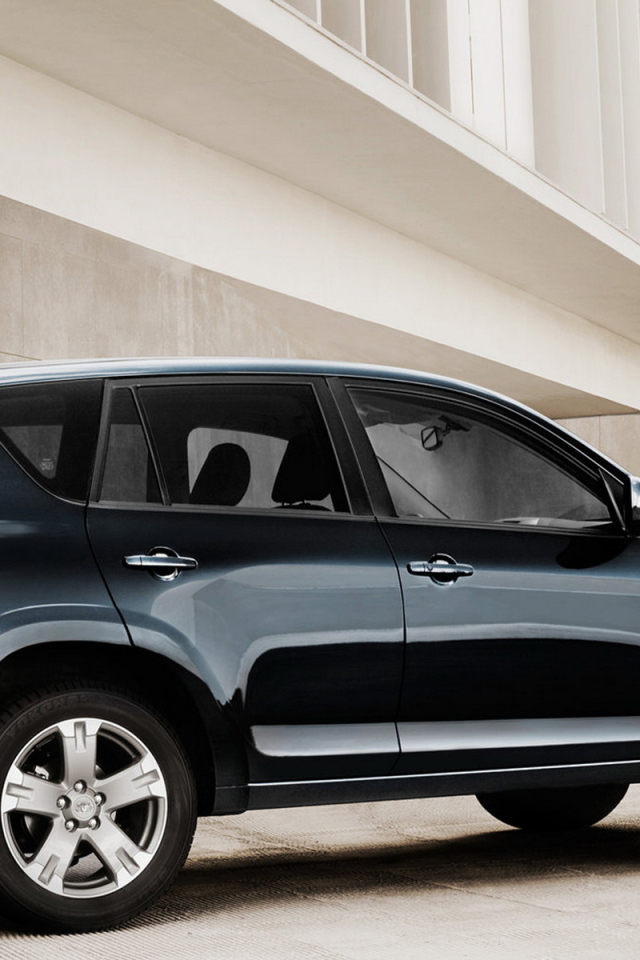 Тойота Рав 4 около здания