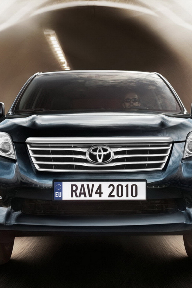 Тойота РАВ 4 выезжая из туннеля