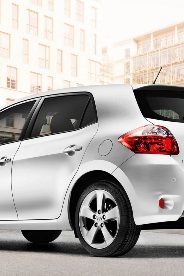 Тойота Аурис свой в городе