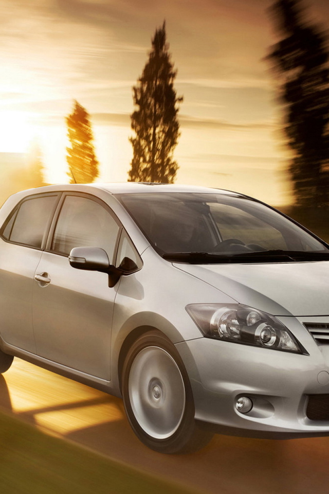 Тойота Аурис по дороге в пригороде