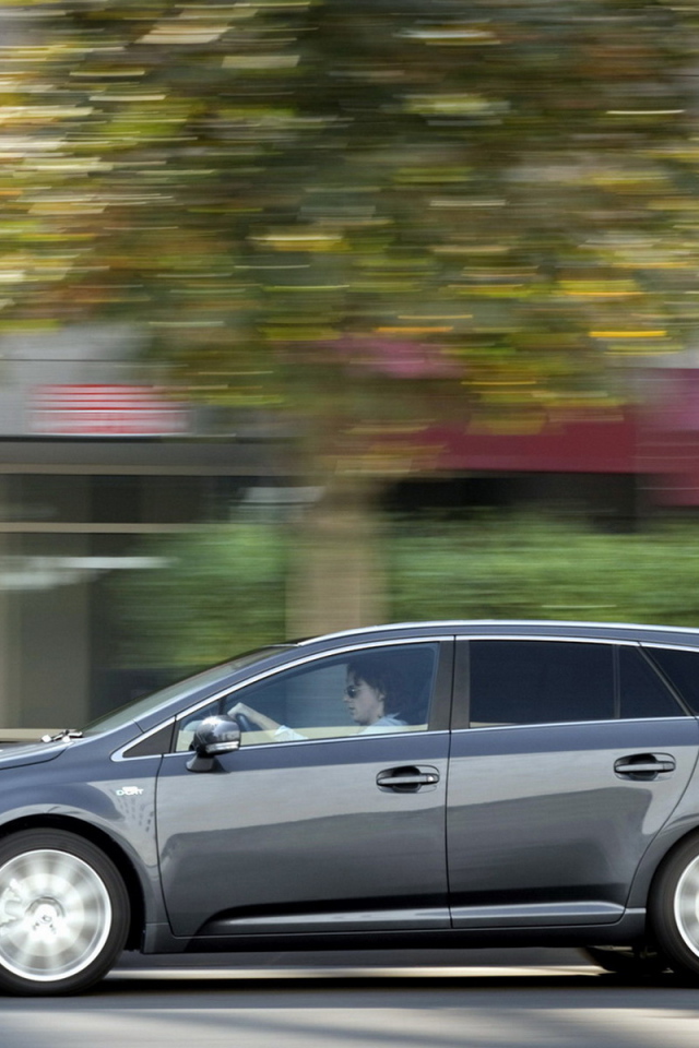 Тойота Авенсис двигаясь по улице