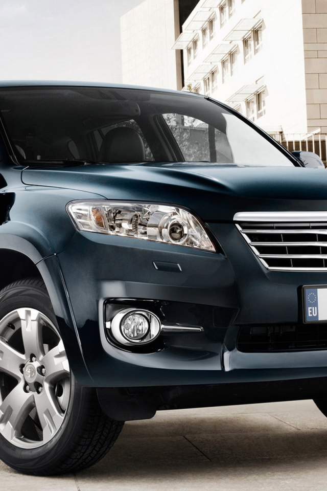 Toyota RAV4 около дома