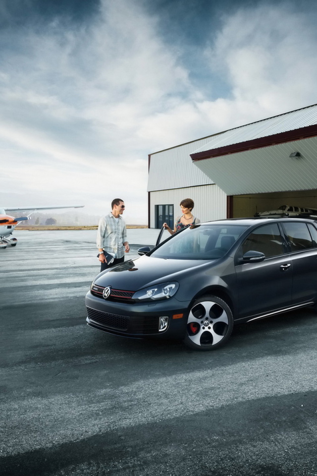 Волксваген Гольф на аэродроме