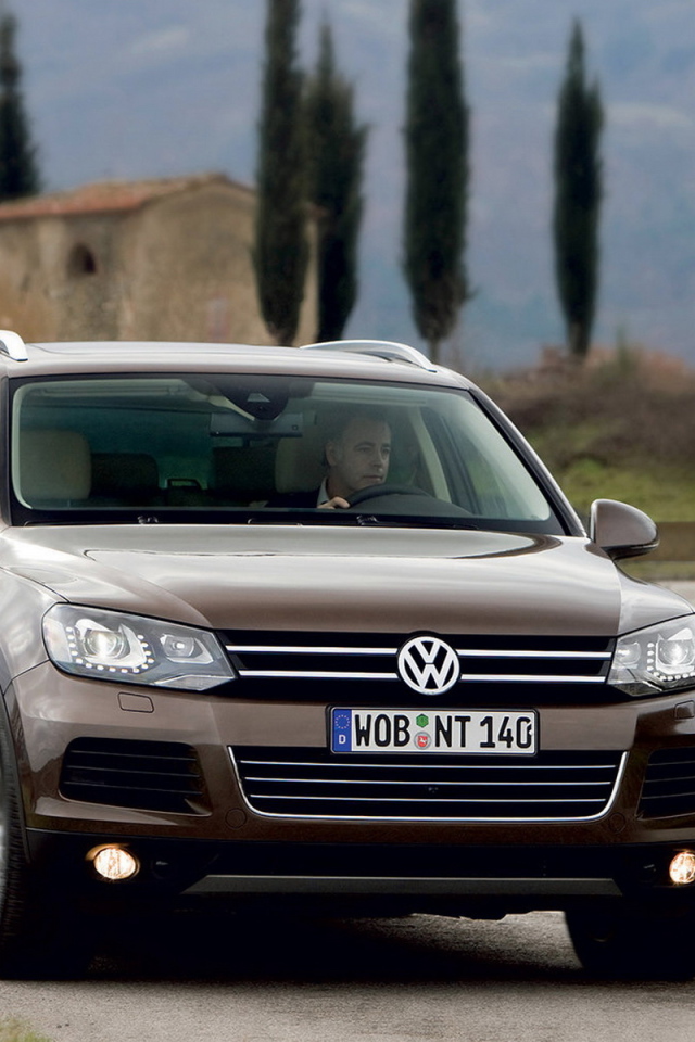 Volkswagen Touareg в пригороде