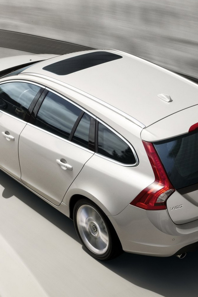 Вольво В60 - автомобиль в движении