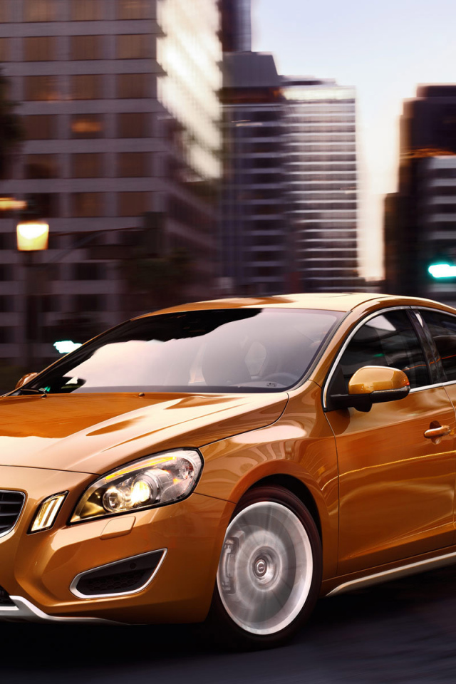 Volvo S60 среди улиц города