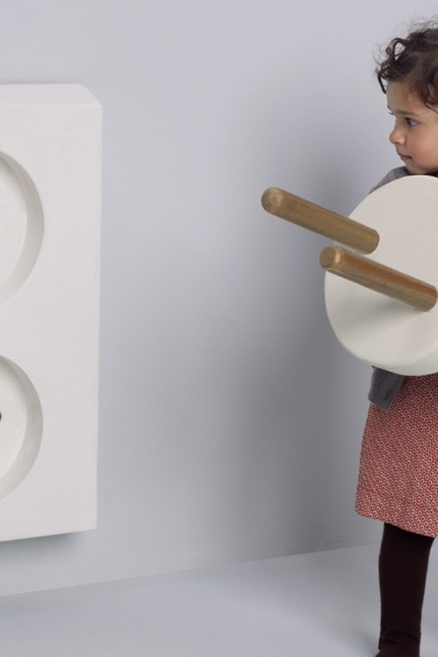 Девочка и розетка