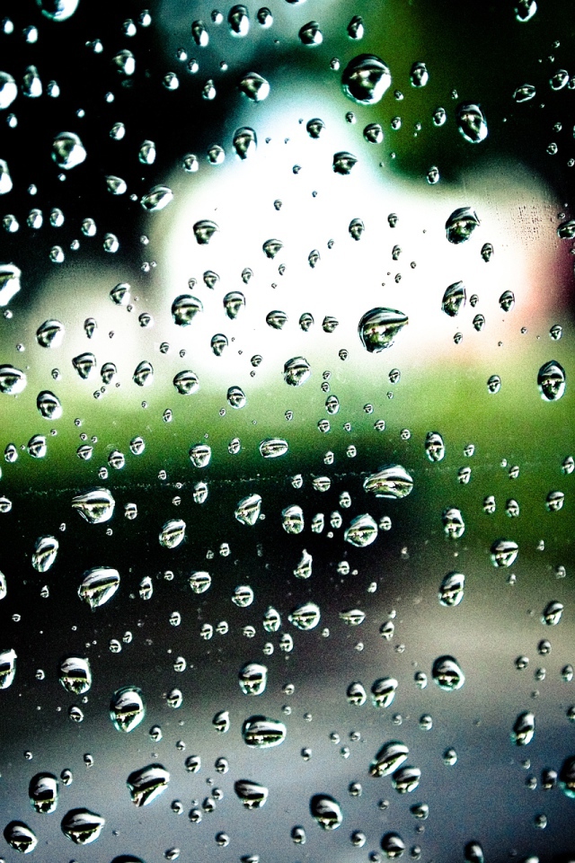 Дождевые капли на стекле