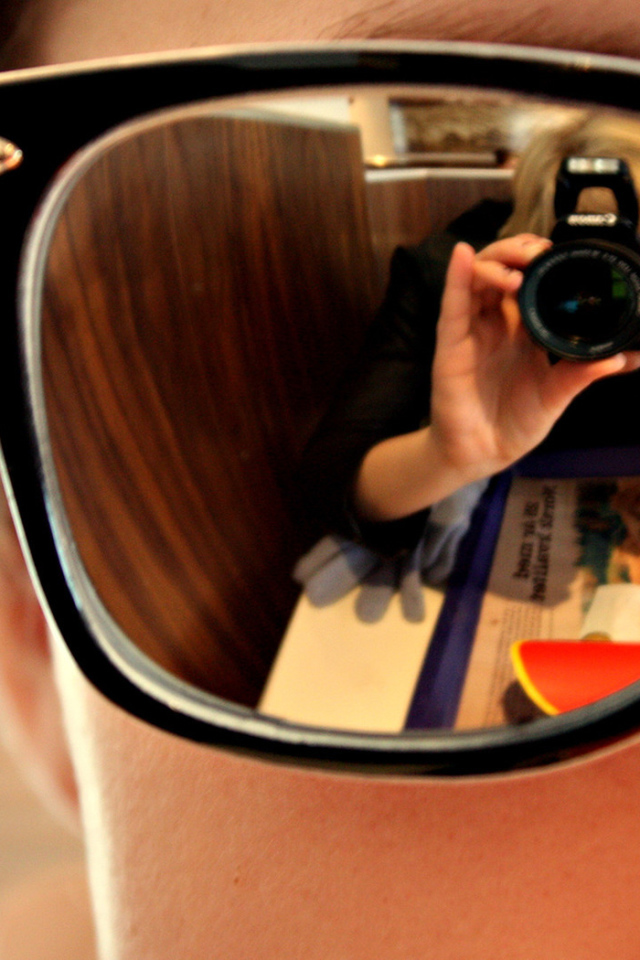 Отражение человека в очках