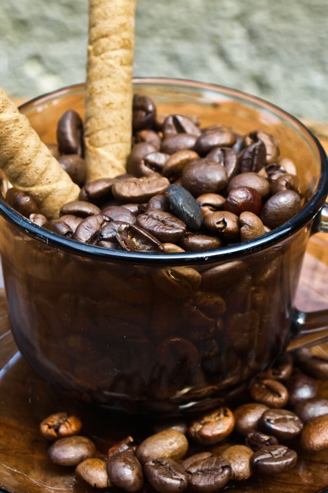 Чашка с зернами кофе