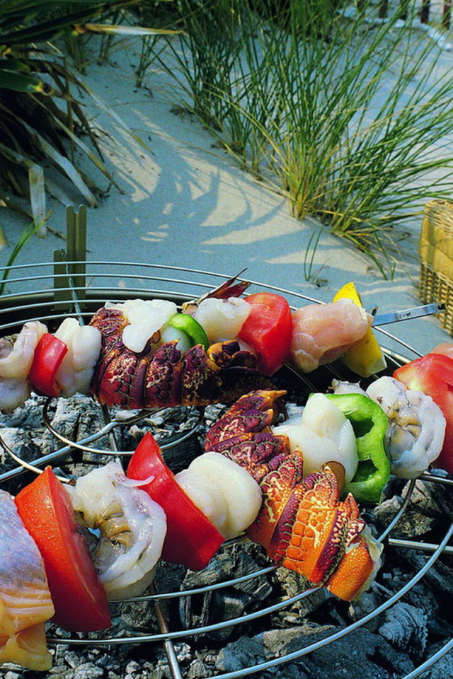 Овощи, рыба и мысо в процессе приготовления