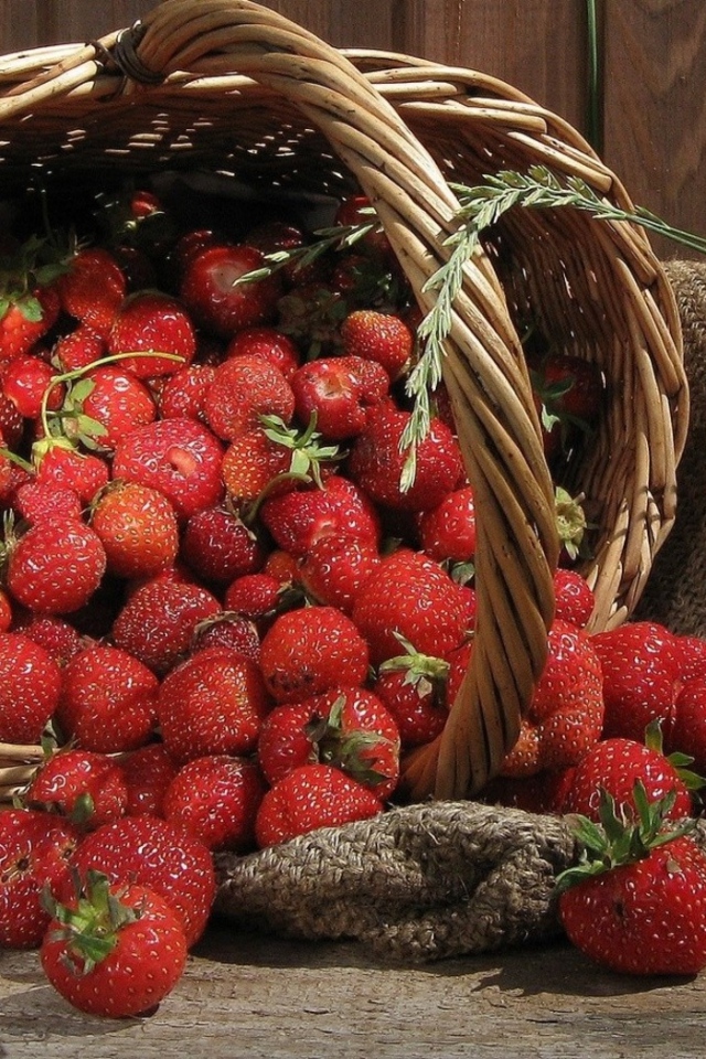 Корзинка клубники