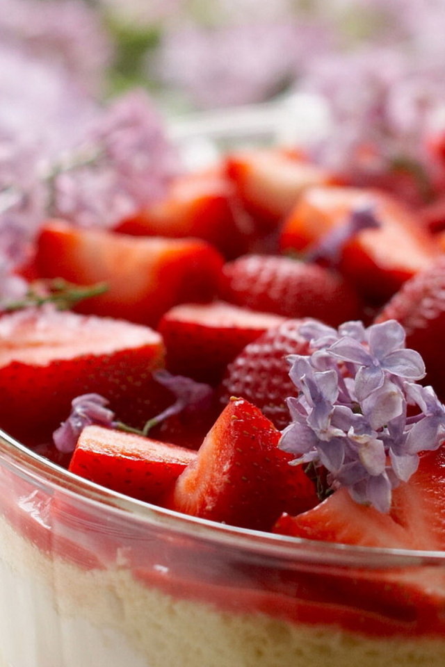 Клубника и сирень