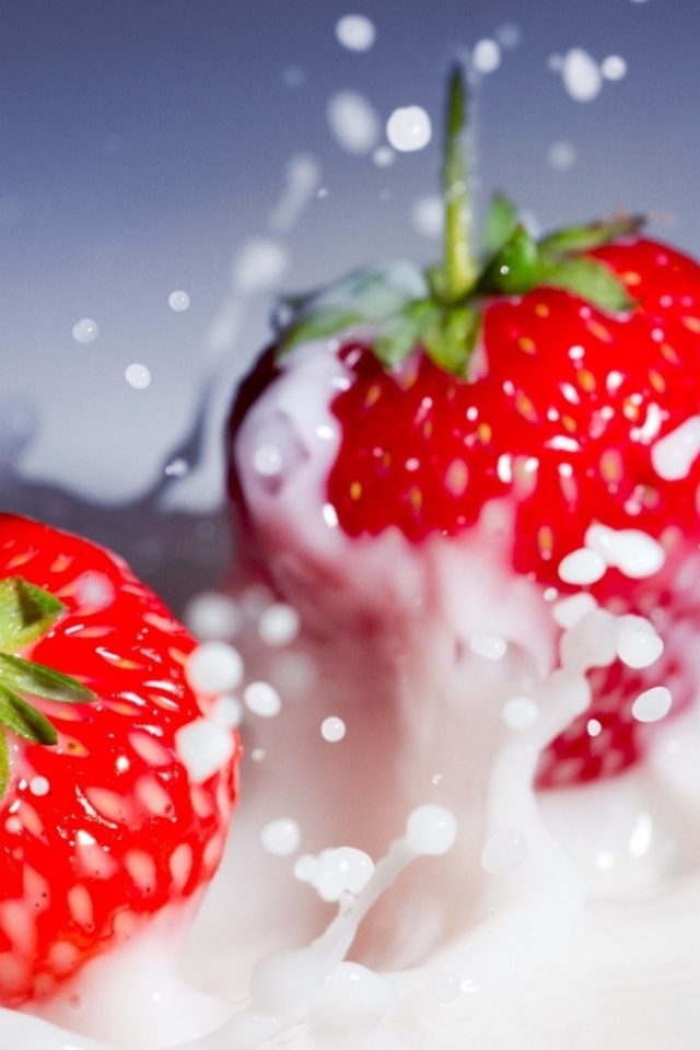 Клубника с молоком