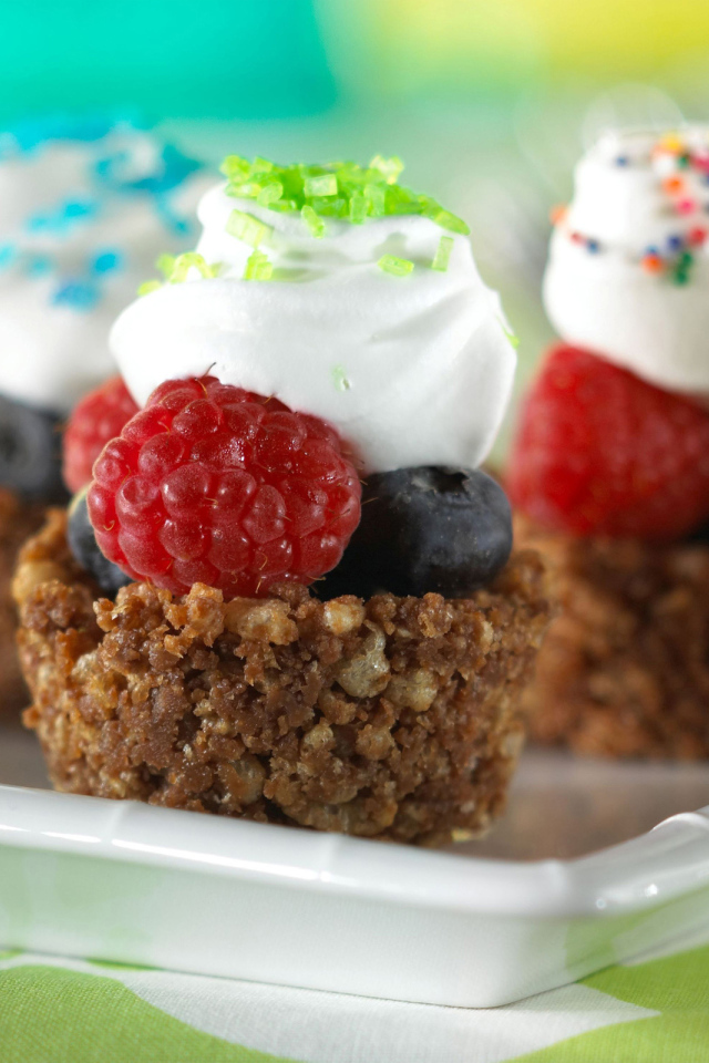 Сладкие фруктовые пирожные