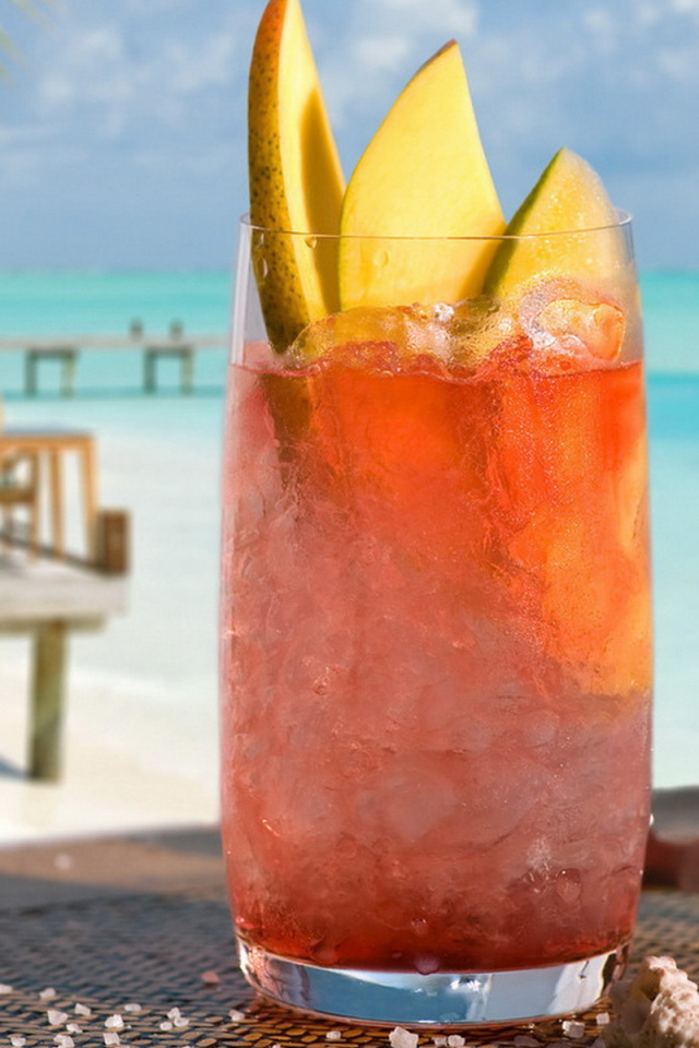 Коктейл с кусочками фруктов