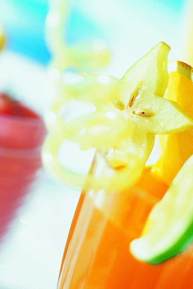 Коктейли с кусочками фруктов