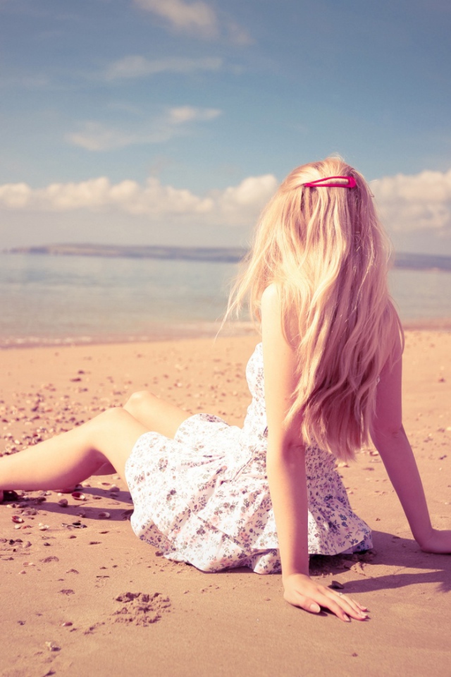 Молоденькая девушка на пляже