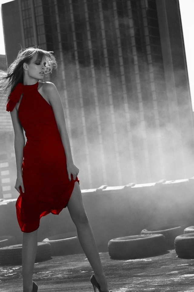 Девушка в красном платье