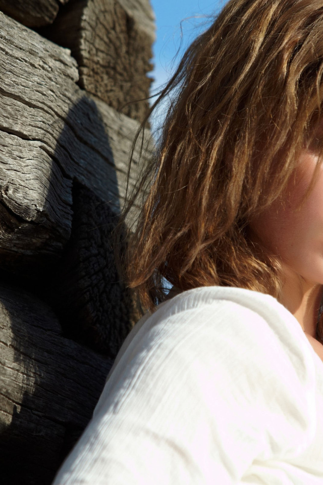 Девушка около сруба