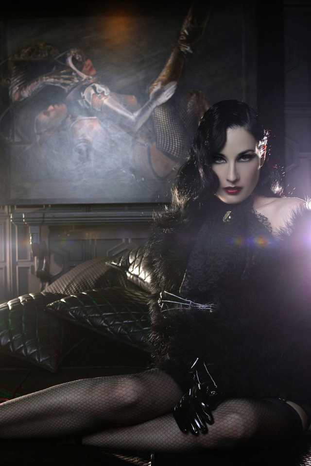 Черноволосая леди