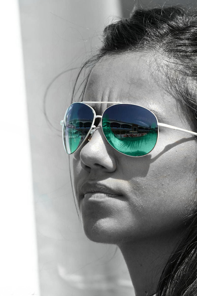 В зеленых очках