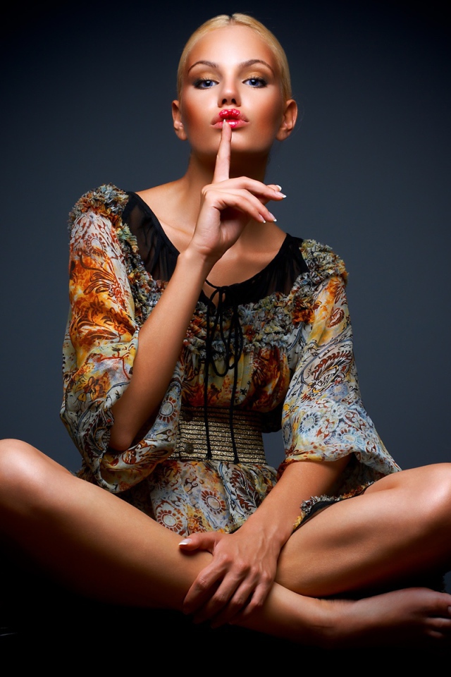 Девушка скромница