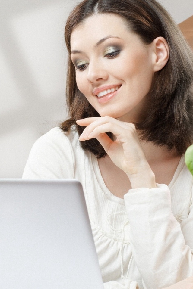 За ноутбуком