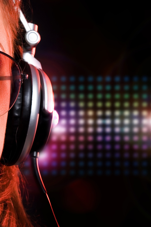 Девушка в наушниках