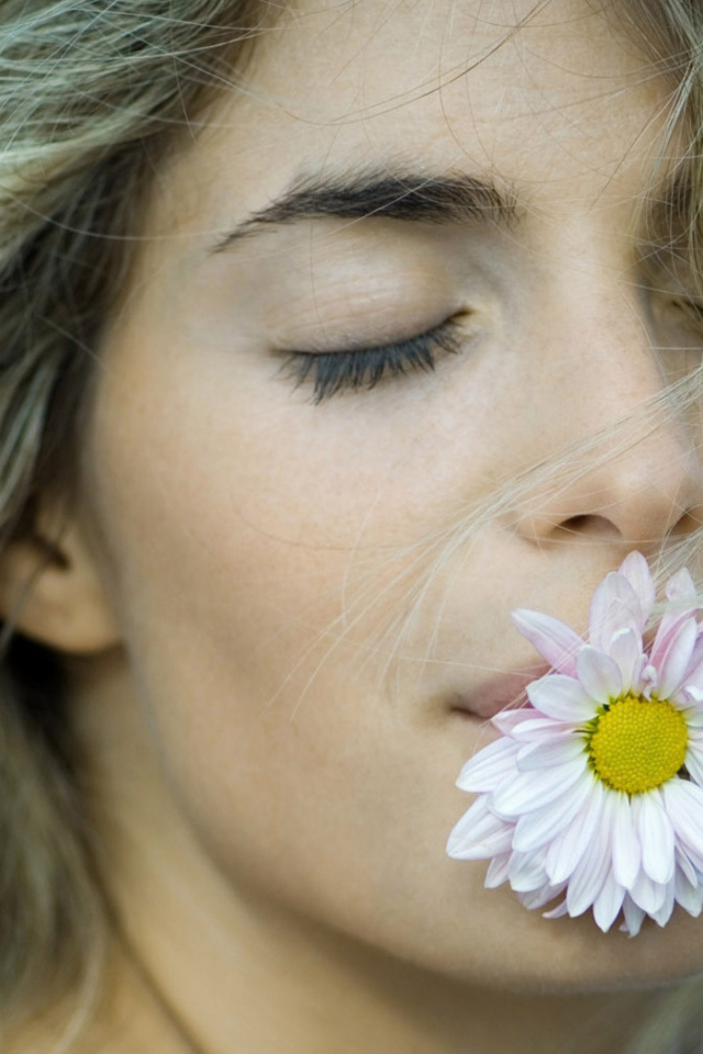 Девушка с цветком во рту