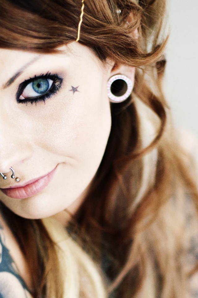 Девушка с тату и пирсингом