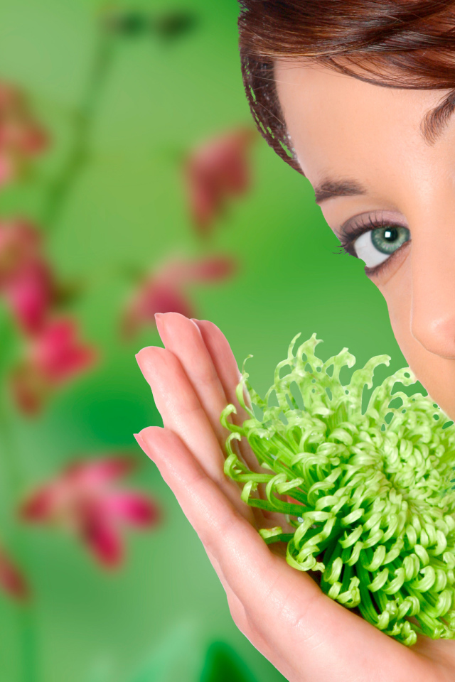 Девушка с необычным цветком