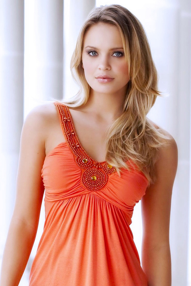 белокурая Элисандра Томашески в платье