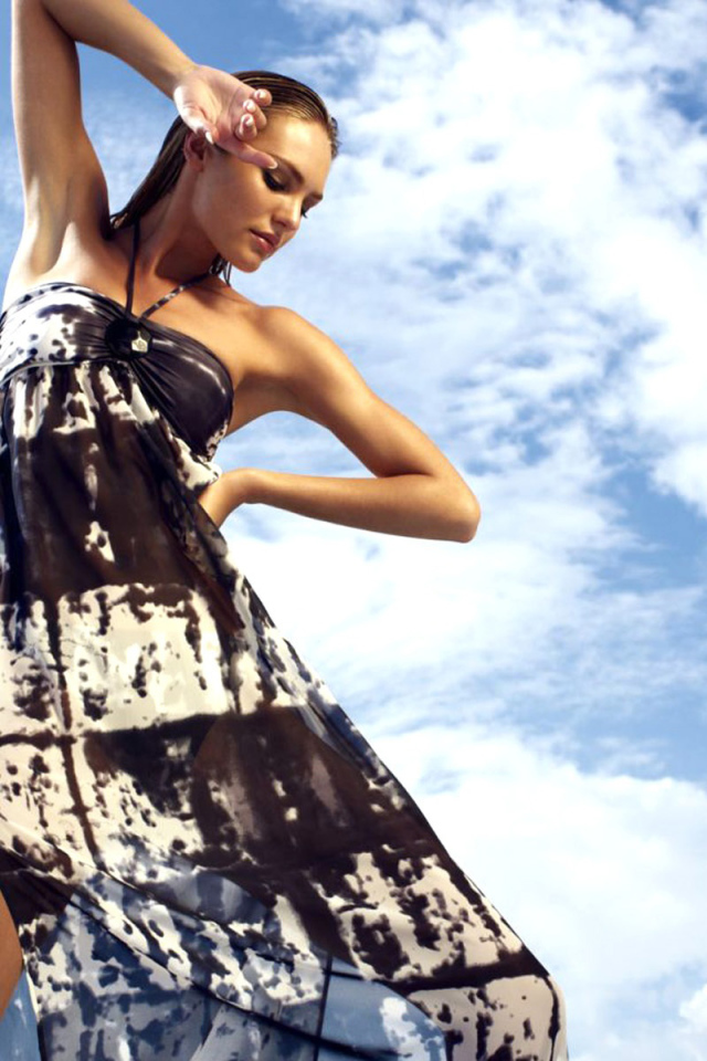 Кэндис Свейнпол на фоне неба