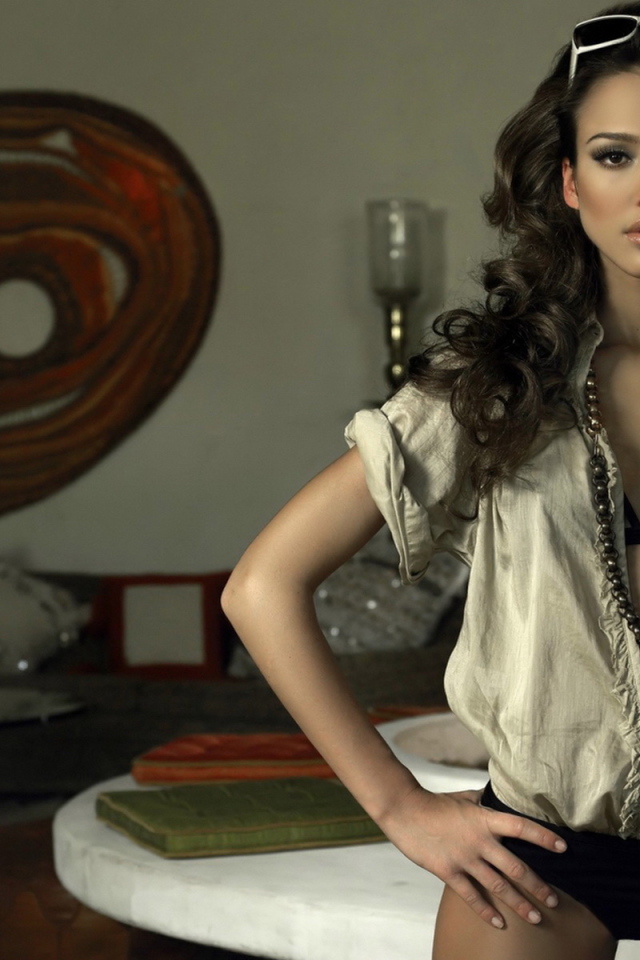 Джессика Альба в комнате