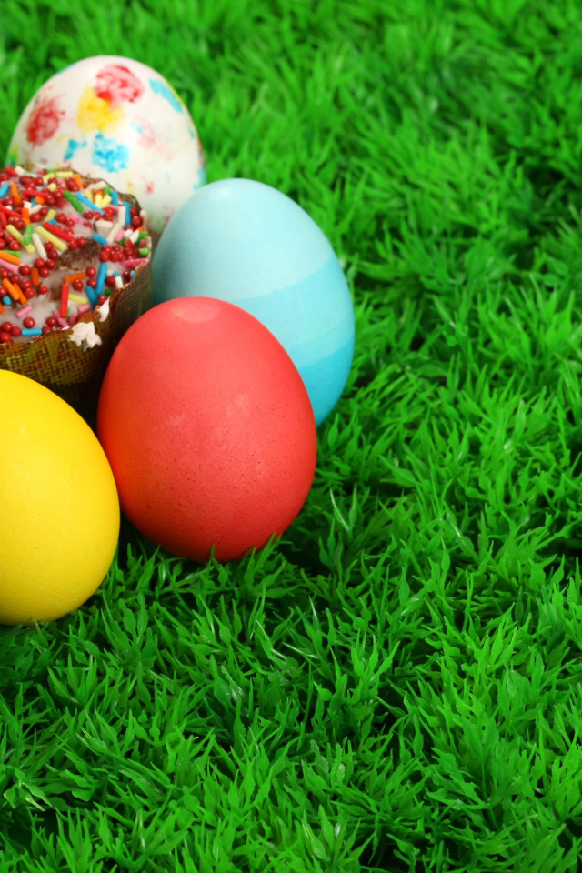 Пасха и яйца на траве