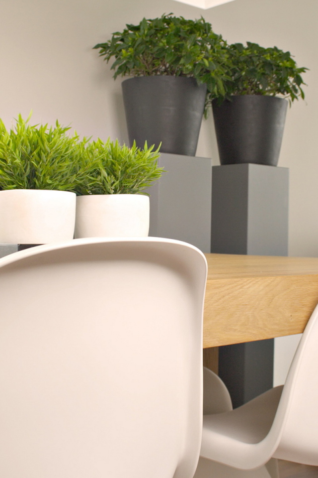 Стол в гостиной